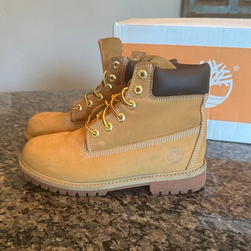 Timberland classic wheat nubuck Brown and Tan Boots 5 juniors EUC